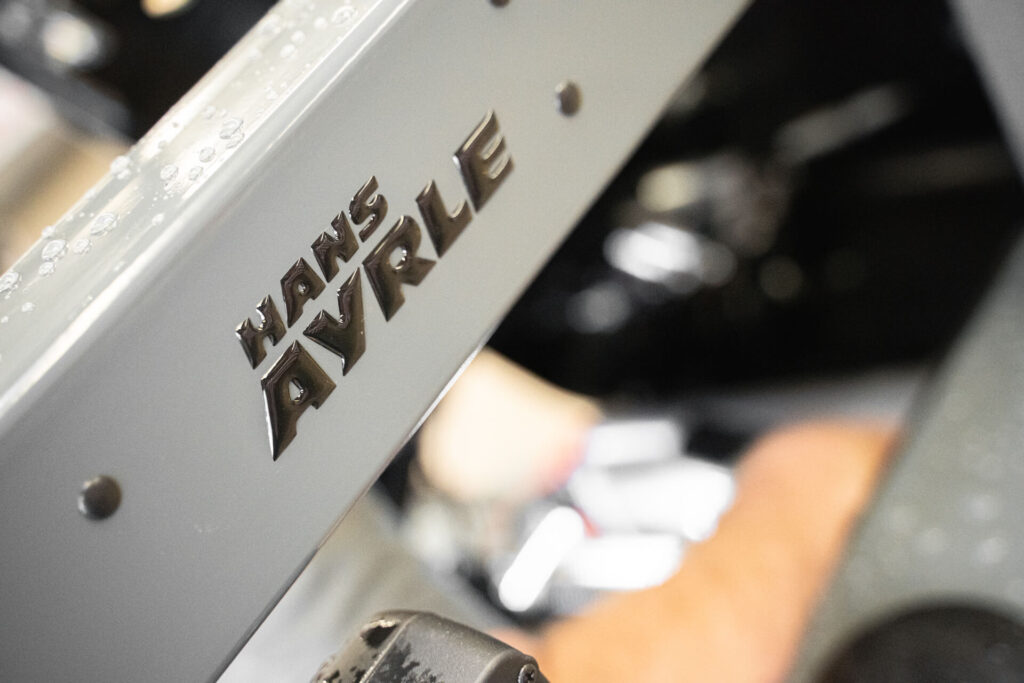hans-ayrle-landtechnik-logo-detail-fahrzeug