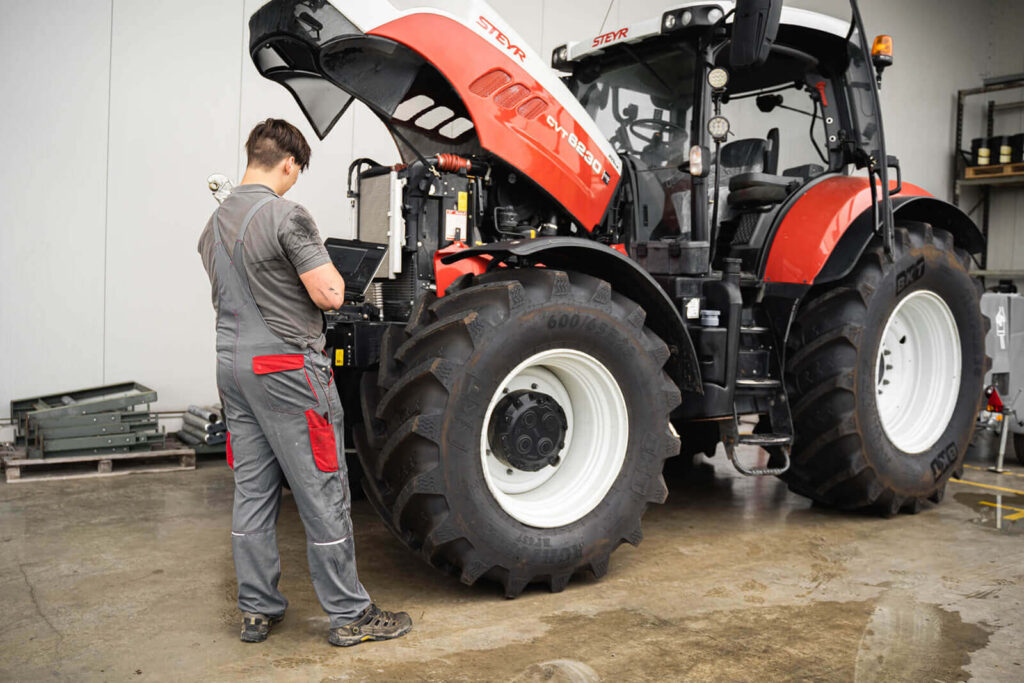 hans-ayrle-landtechnik-leistungstest-offene-motorhaube-traktor-mit-laptop